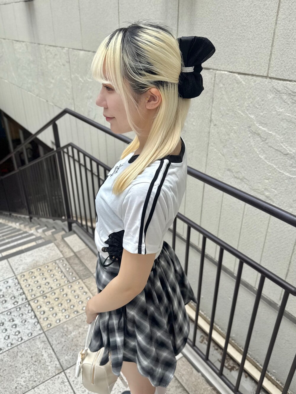 ホワイト系のショルダーバッグ、ホワイト系のTシャツ/カットソー、ブラック系のその他シューズを着用したレディースの夏コーディネートの5枚目の写真