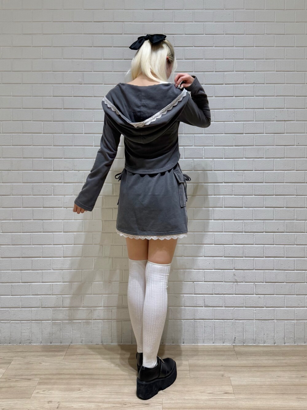 ホワイト系のキャミソール、ブラック系のワンピースを着用したレディースの春コーディネートの3枚目の写真