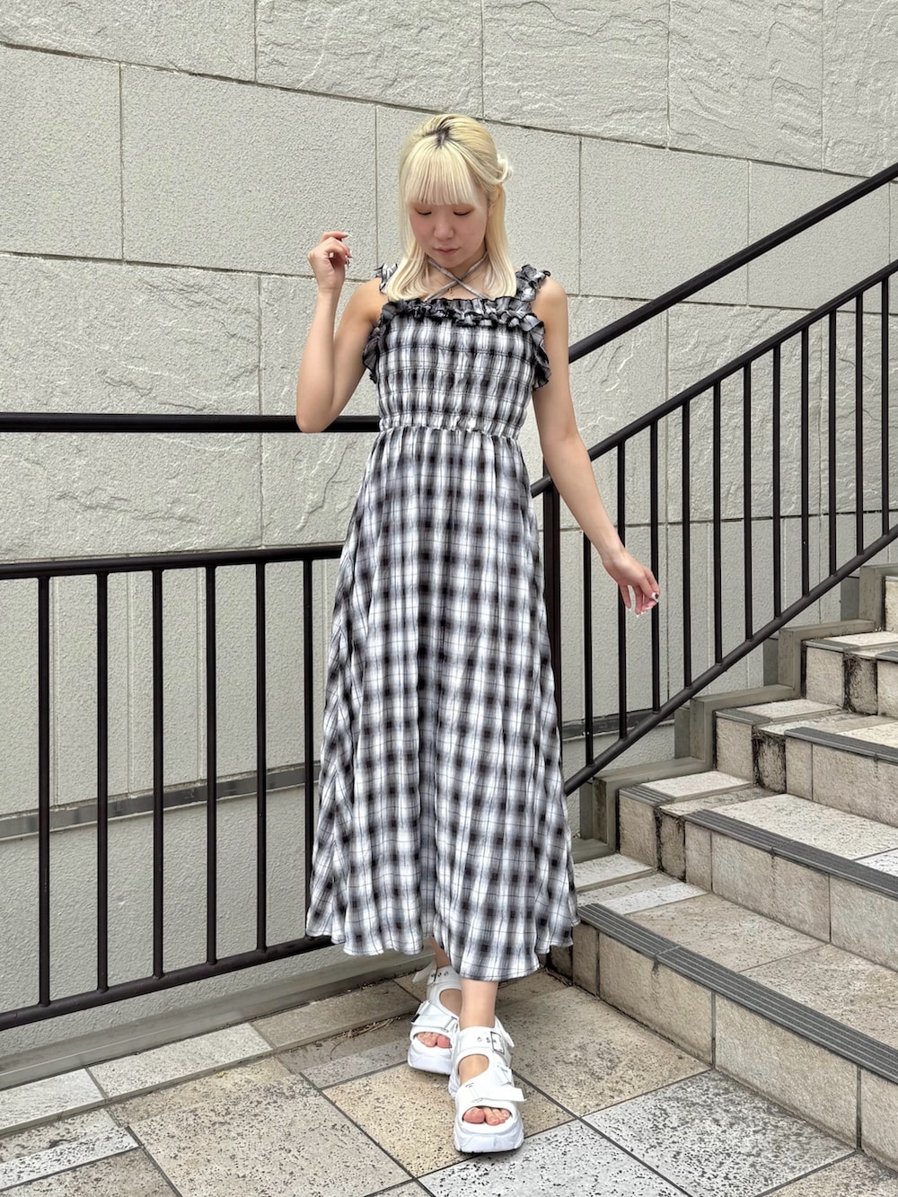 「OLIVE des OLIVE、オリーブ デ オリーブ(OLIVE des OLIVE)、高身長女子、骨格ストレート、ワンピース、ブルゾン、スポーツサンダル、サンダル、お出かけコーデ、リボン、モノトーン、夏コーデ、春コーデ、春夏コーデ、プチプラ」｜「OLIVE des OLIVEの【温度調節におすすめ】ライン袖シアブルゾン（ブルゾン、ホワイト系）」を使った、naoさん（骨格ストレート・レディース・163cm）の春コーディネートの3枚目の写真
