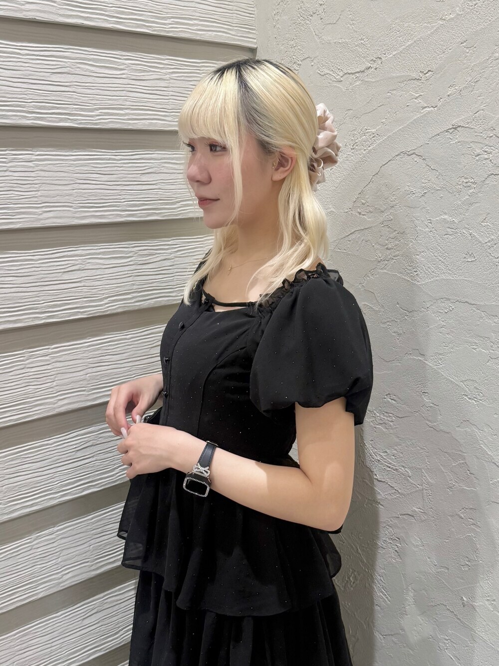 ブラック系のワンピース、ブラック系のショルダーバッグ、ブラック系のパンプスを着用したレディースの春コーディネートの6枚目の写真