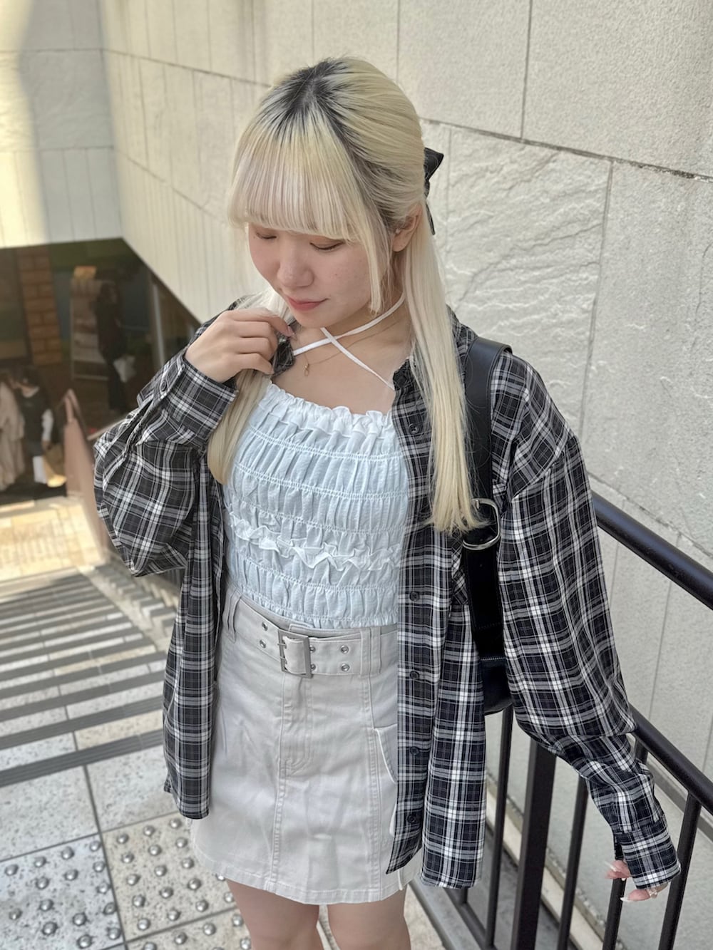 ブラック系のその他シューズ、ホワイト系のシャツ/ブラウス、ブラック系のショルダーバッグを着用したレディースの春コーディネートの3枚目の写真