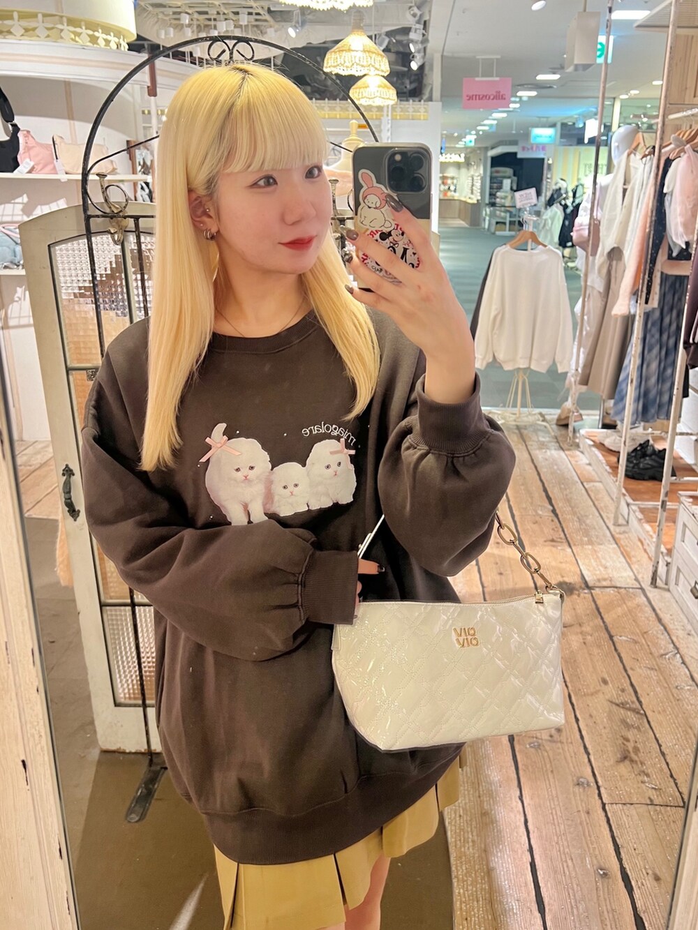 「オリーブ デ オリーブ(OLIVE des OLIVE)、163cm、高身長コーデ、高身長女子、骨格ストレート、ガーリー、カジュアル、韓国ファッション、スウェット、スカート、ブーツ、ミニバッグ、ネコ、オトナカジュアル、おしゃれさんと繋がりたい」｜「OLIVE des OLIVEのネコスウェット（Tシャツ/カットソー、ブラック系）」を使った、naoさん（骨格ストレート・レディース・163cm）の秋コーディネートの2枚目の写真