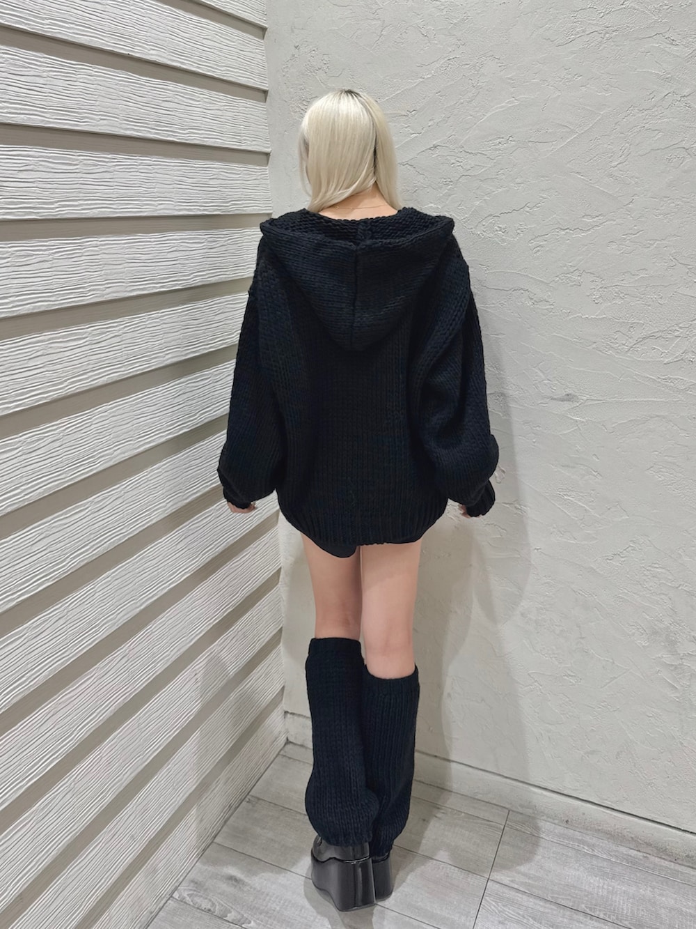 ブラック系のニット/セーター、ホワイト系のキャミソール、ブラック系のその他パンツを着用したレディースの秋コーディネートの3枚目の写真