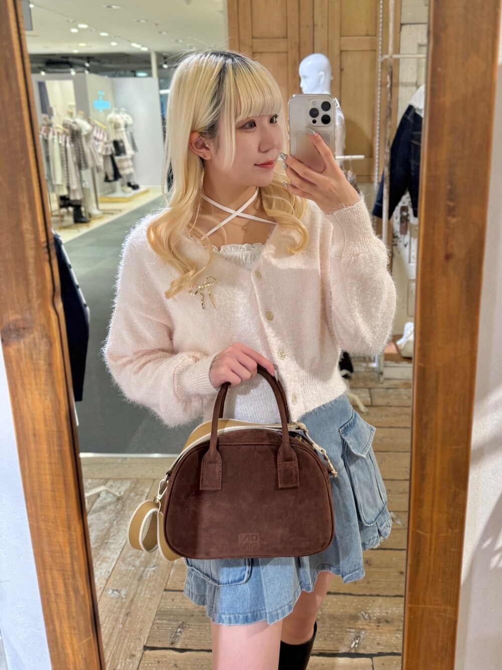 ブルー系のスカート、ホワイト系のTシャツ/カットソー、ピンク系のカーディガン/ボレロを着用したレディースの冬コーディネートの2枚目の写真