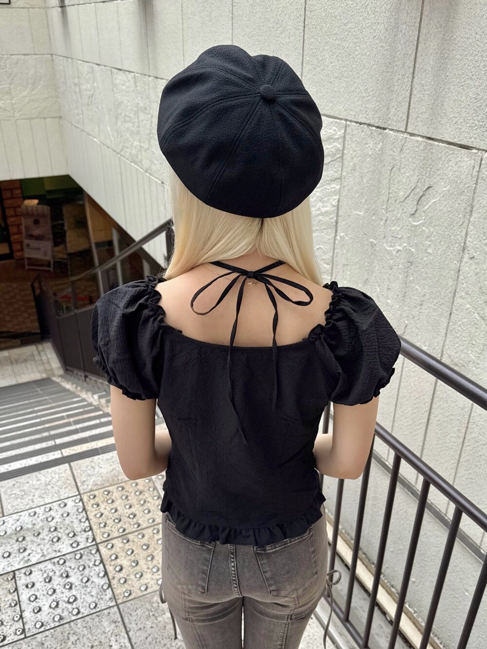 ブラック系のデニムパンツ、ホワイト系のキャミソール、ブラック系のシャツ/ブラウスを着用したレディースの春コーディネートの4枚目の写真