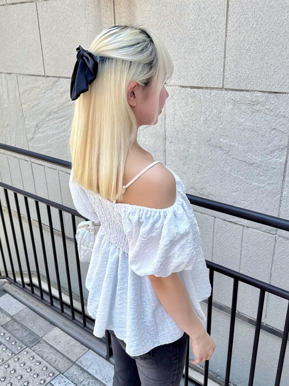 ホワイト系のシャツ/ブラウス、ブラック系のデニムパンツ、ホワイト系のボストンバッグを着用したレディースの夏コーディネートの5枚目の写真