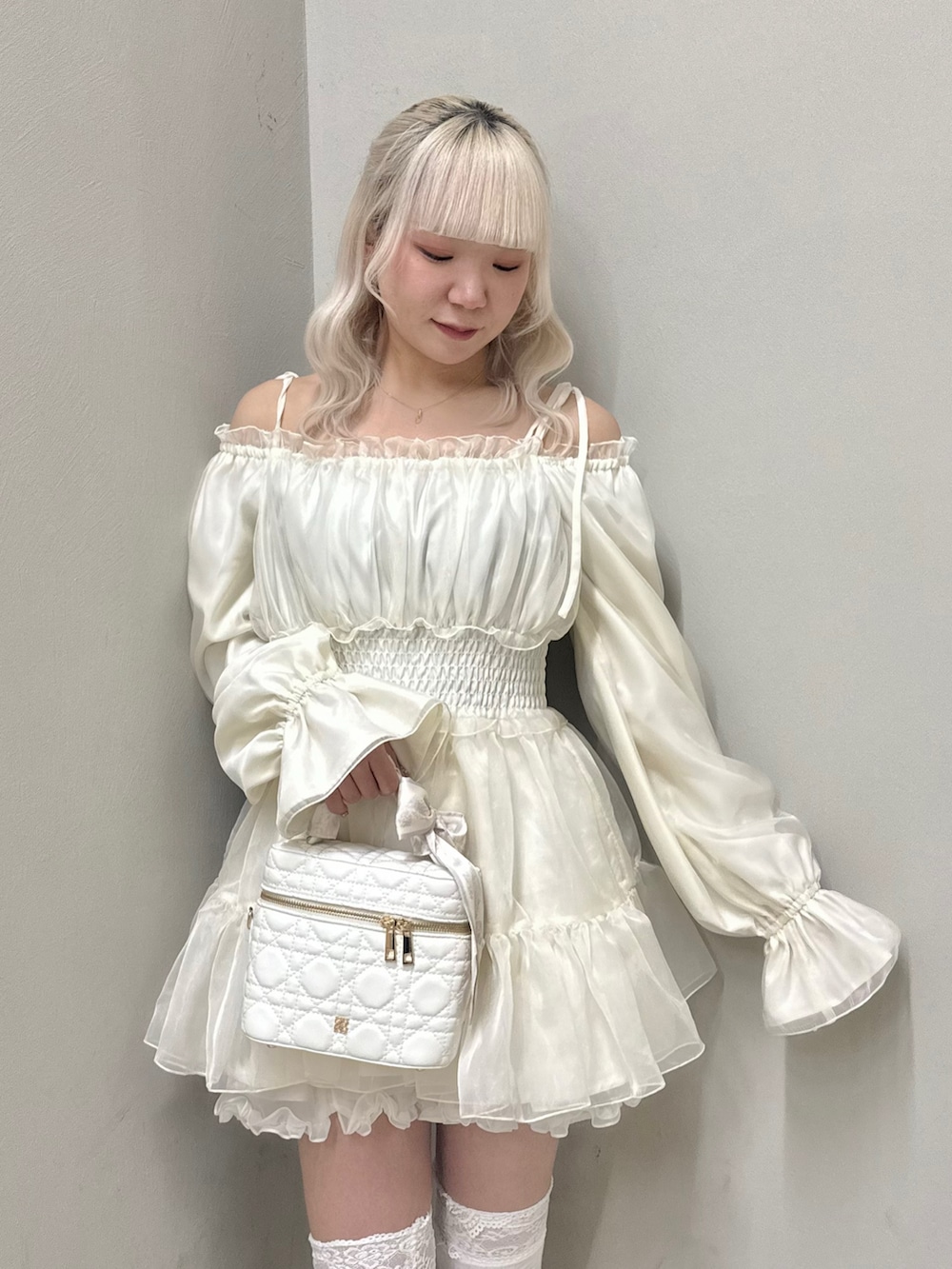 ホワイト系のワンピース、ホワイト系のスカート、ホワイト系のショルダーバッグを着用したレディースの春コーディネートの4枚目の写真