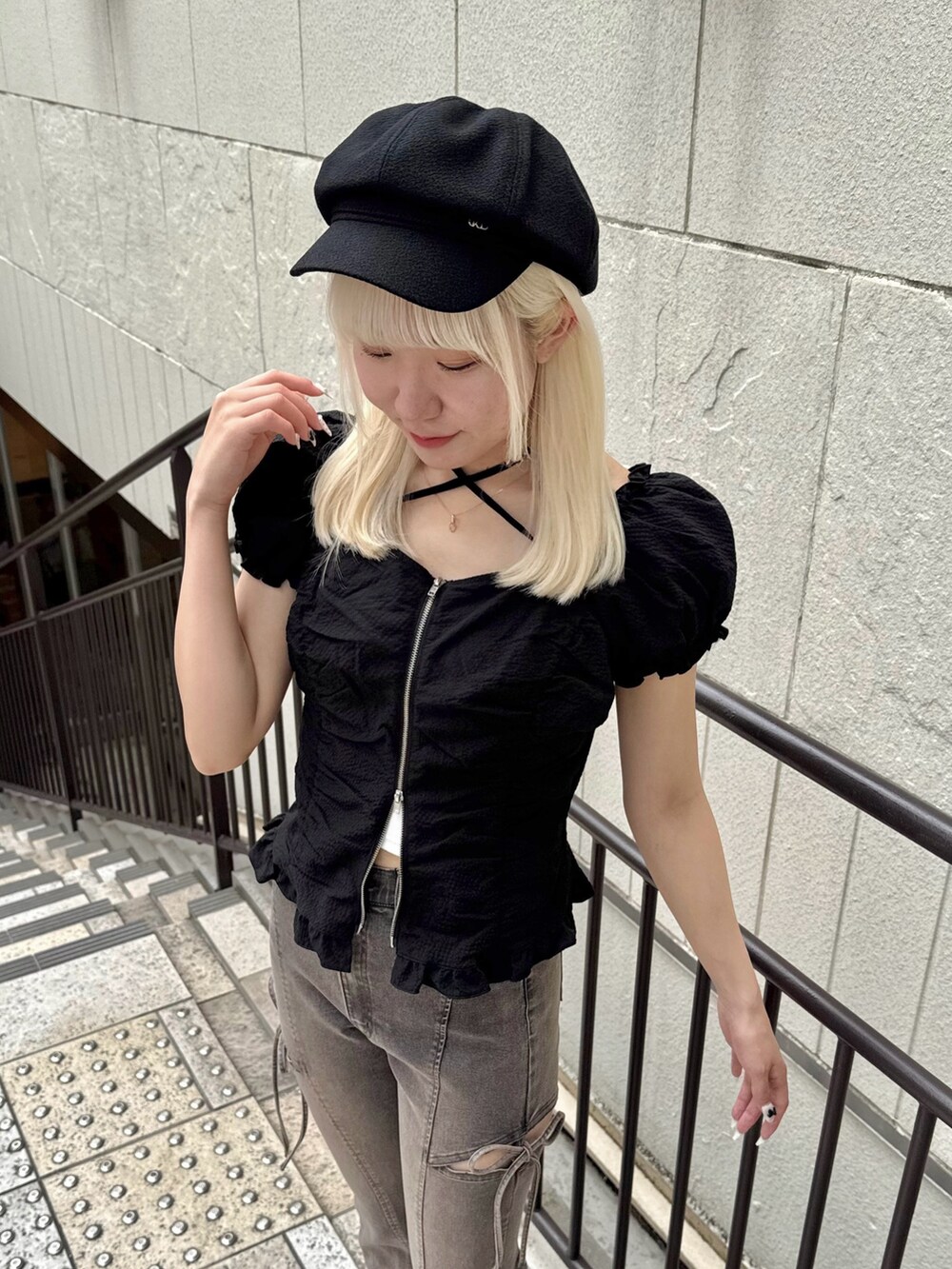 ブラック系のデニムパンツ、ホワイト系のキャミソール、ブラック系のシャツ/ブラウスを着用したレディースの春コーディネートの3枚目の写真