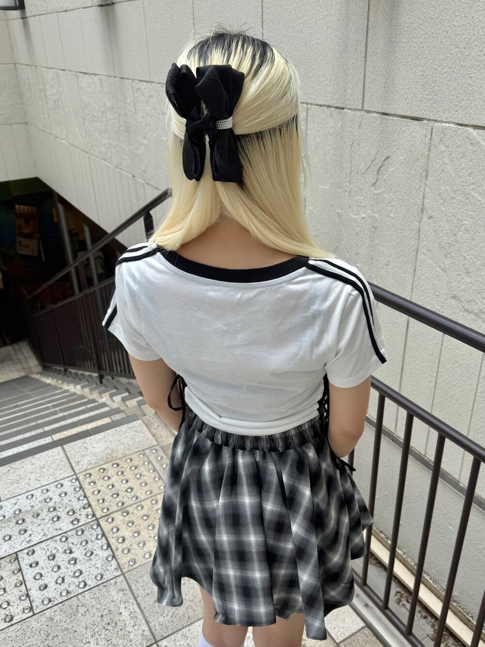 ホワイト系のショルダーバッグ、ホワイト系のTシャツ/カットソー、ブラック系のその他シューズを着用したレディースの夏コーディネートの6枚目の写真