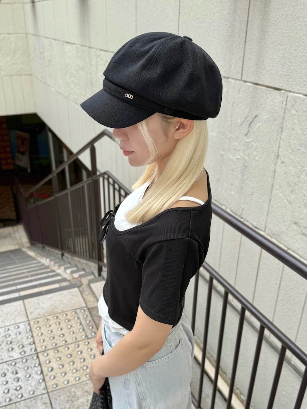 「OLIVE des OLIVE、オリーブ デ オリーブ(OLIVE des OLIVE)、高身長コーデ、骨格ストレート、レイヤードスタイル、デニム、デニムパンツ、キャスケット、サンダル、トートバッグ、モノトーン、リボン、プチプラ、お出かけコーデ、夏コーデ」｜「OLIVE des OLIVEのキャスケット（キャスケット、ブラック系）」を使った、naoさん（骨格ストレート・レディース・163cm）の夏コーディネートの5枚目の写真