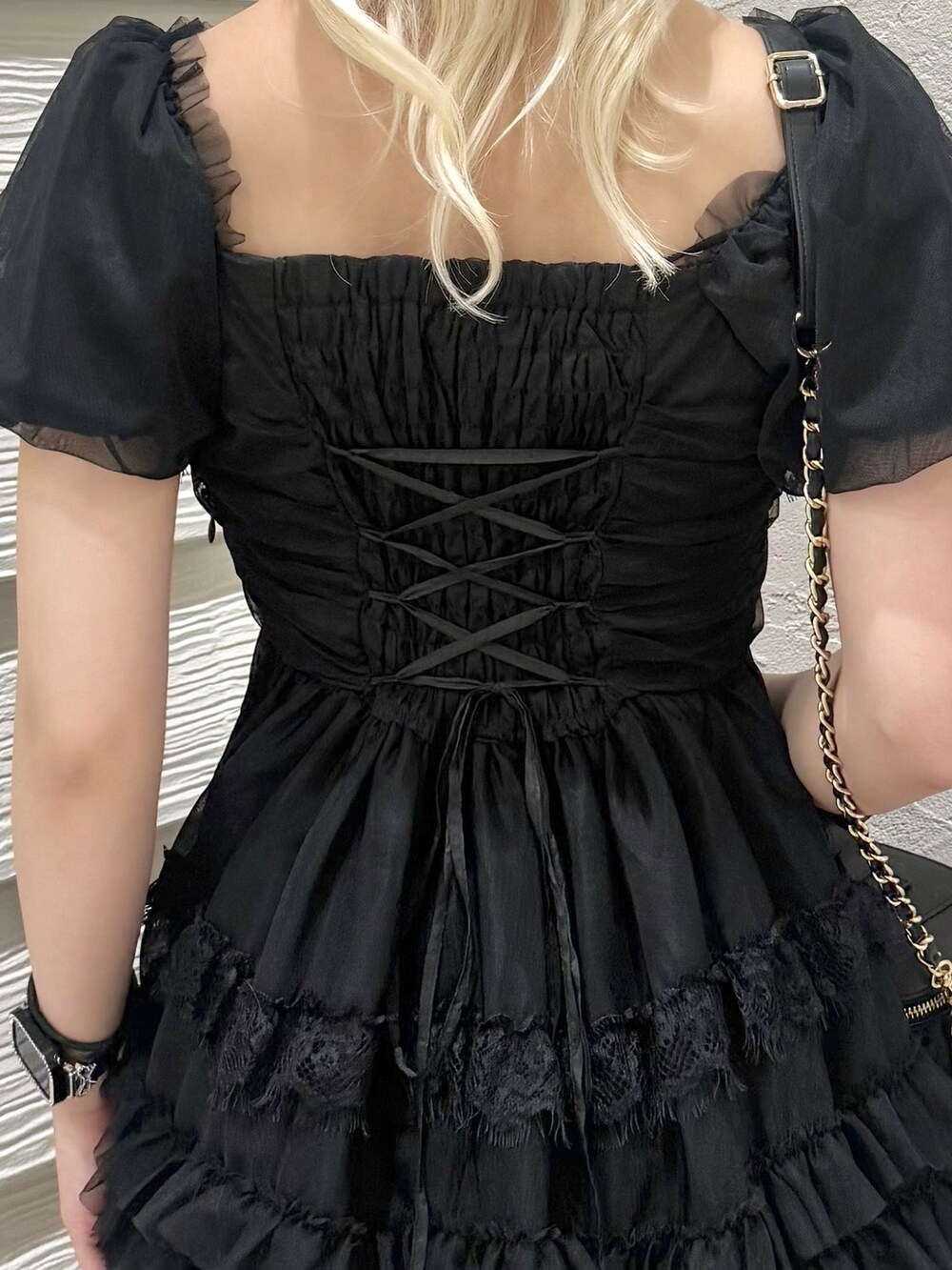ブラック系のワンピース、ブラック系のショルダーバッグ、ブラック系のパンプスを着用したレディースの春コーディネートの9枚目の写真