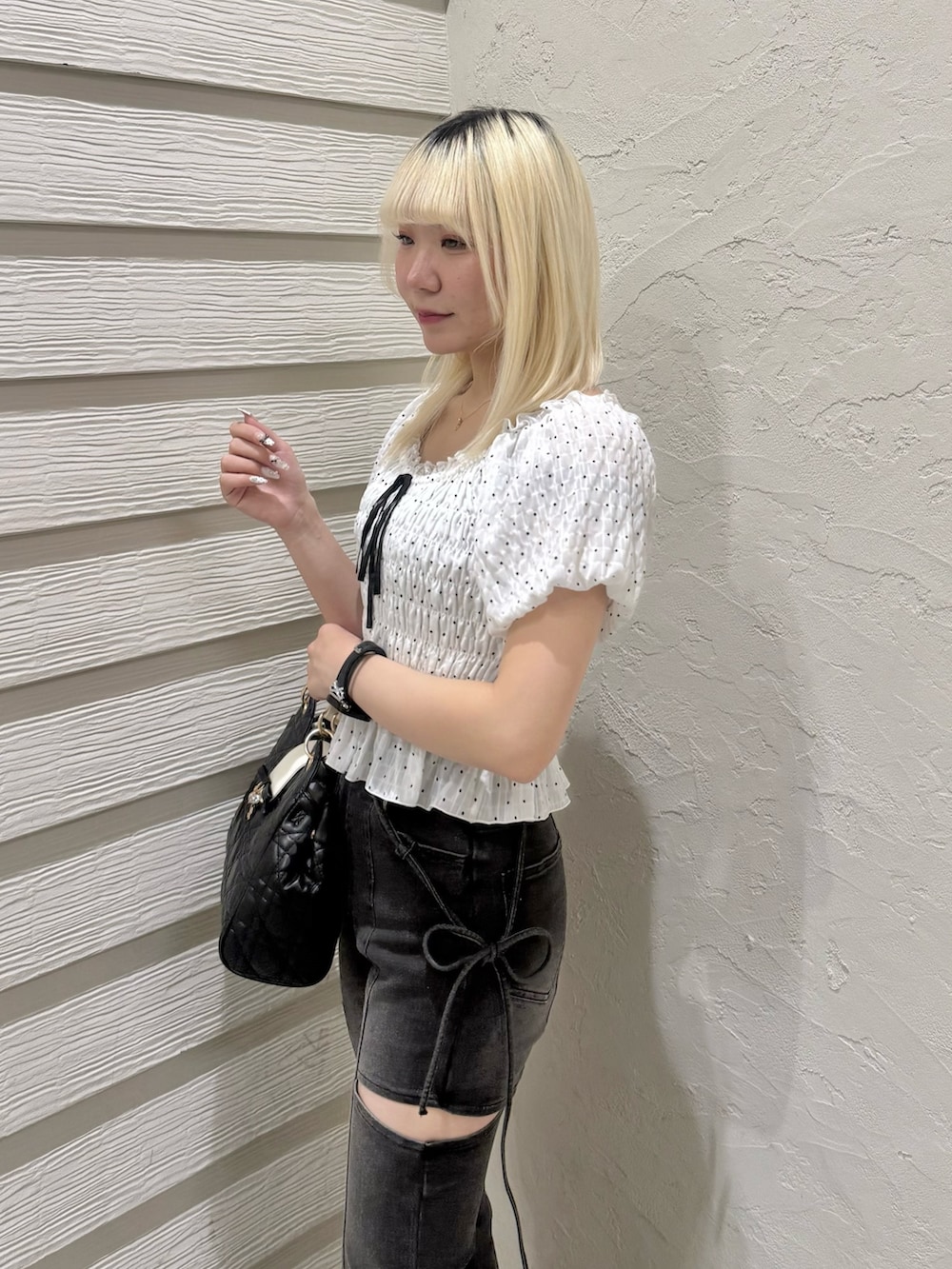 その他のシャツ/ブラウス、ブラック系のデニムパンツ、ブラック系のショルダーバッグを着用したレディースの春コーディネートの6枚目の写真