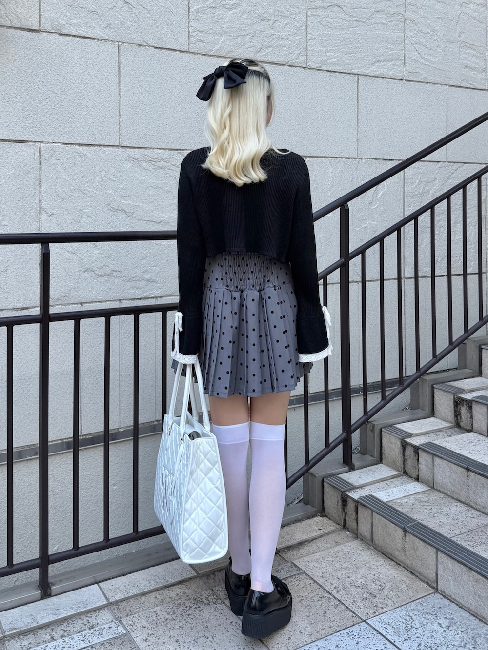 「オリーブ デ オリーブ(OLIVE des OLIVE)、高身長女子、骨格ストレート、モノトーン、モノトーンコーデ、ドット、ワンピース、キャミワンピ、ボレロ、ガーリー、韓国ファッション、参戦服、夏コーデ、トートバッグ、プチプラ」｜「OLIVE des OLIVEのレースアッププリーツキャミワンピース（ワンピース、その他）」を使った、naoさん（骨格ストレート・レディース・163cm）の夏コーディネートの3枚目の写真