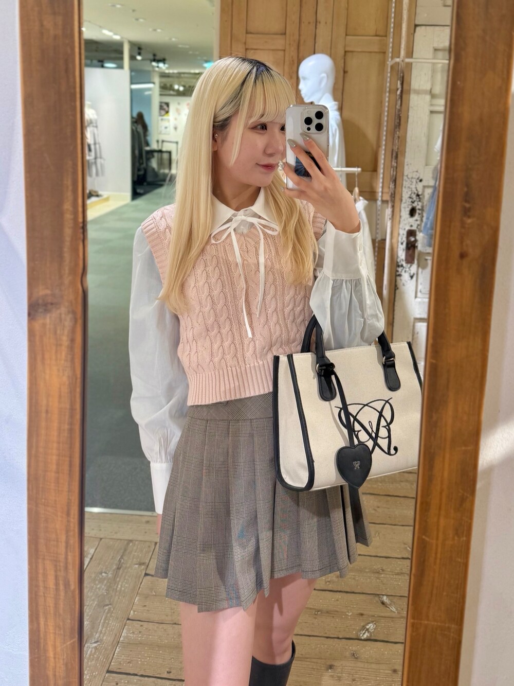 ブラウン系のスカート、ピンク系のシャツ/ブラウス、ホワイト系のトートバッグを着用したレディースの冬コーディネートの2枚目の写真