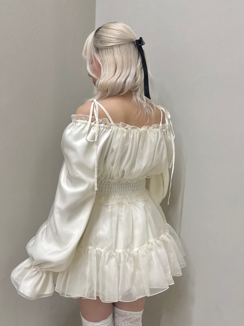 ホワイト系のワンピース、ホワイト系のスカート、ホワイト系のショルダーバッグを着用したレディースの春コーディネートの6枚目の写真