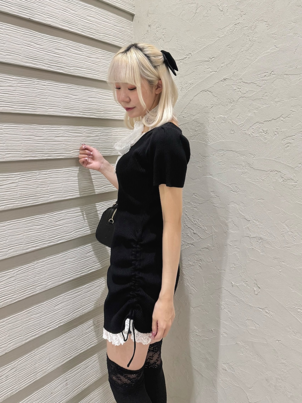 ブラック系のワンピース、ブラック系のショルダーバッグ、ブラック系のパンプスを着用したレディースの夏コーディネートの5枚目の写真