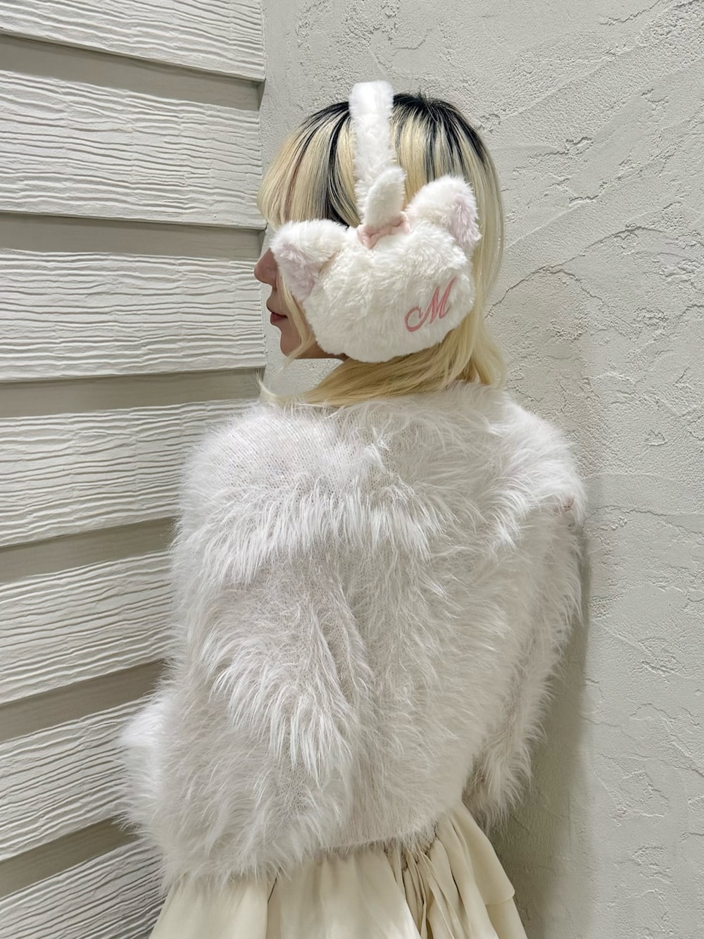 ピンク系のカーディガン/ボレロ、ピンク系のキャミソール、ホワイト系のショルダーバッグを着用したレディースの秋コーディネートの9枚目の写真