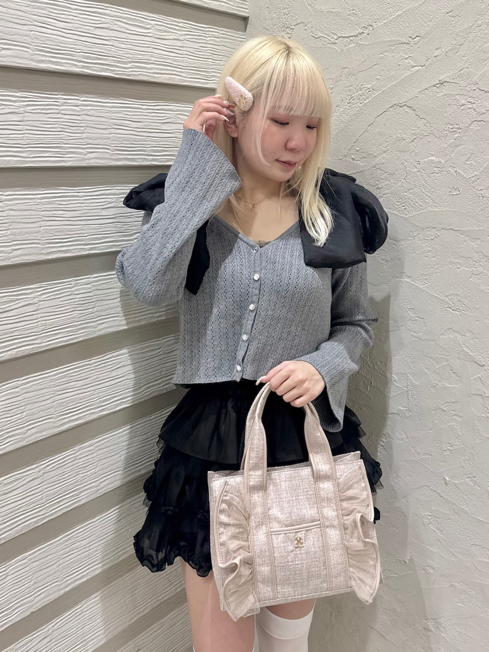 グレー系のカーディガン/ボレロ、ブラック系のスカート、ブラック系のパンプスを着用したレディースの春コーディネートの4枚目の写真