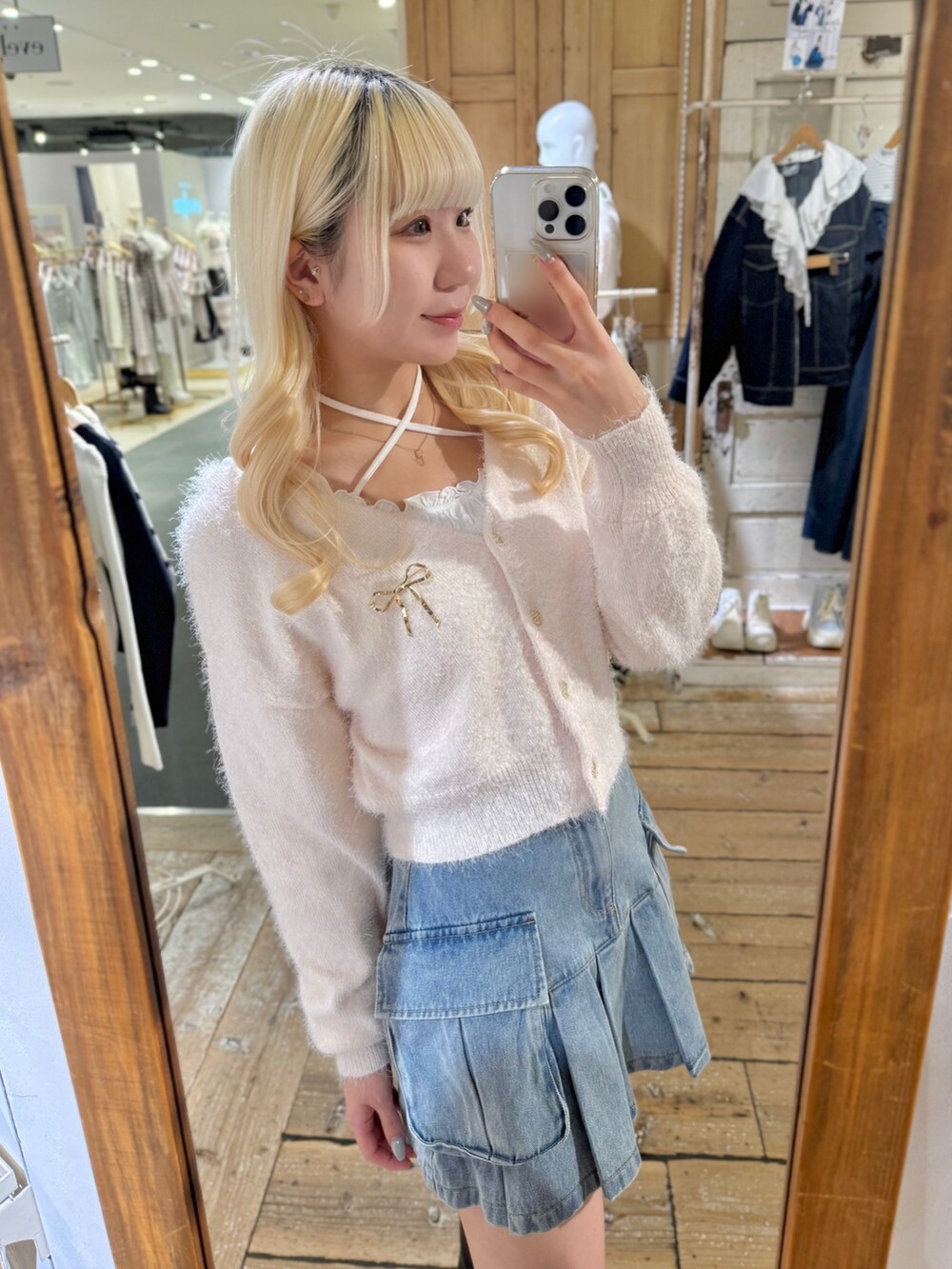 ブルー系のスカート、ホワイト系のTシャツ/カットソー、ピンク系のカーディガン/ボレロを着用したレディースの冬コーディネートの3枚目の写真