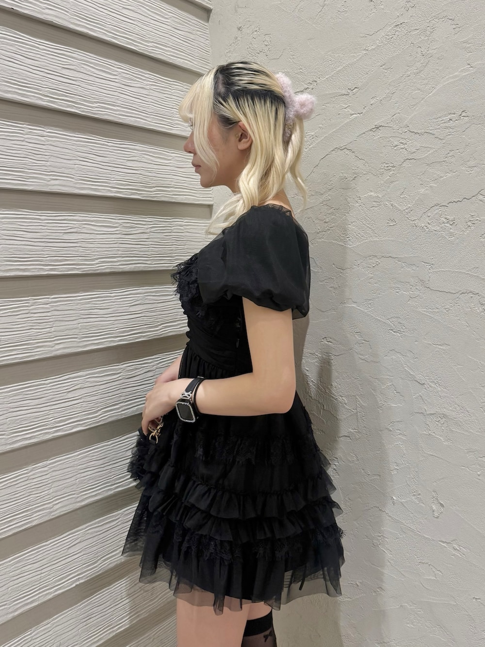 ブラック系のワンピース、ブラック系のショルダーバッグ、ブラック系のパンプスを着用したレディースの春コーディネートの7枚目の写真