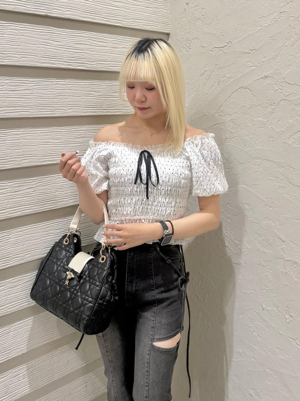 その他のシャツ/ブラウス、ブラック系のデニムパンツ、ブラック系のショルダーバッグを着用したレディースの春コーディネートの5枚目の写真