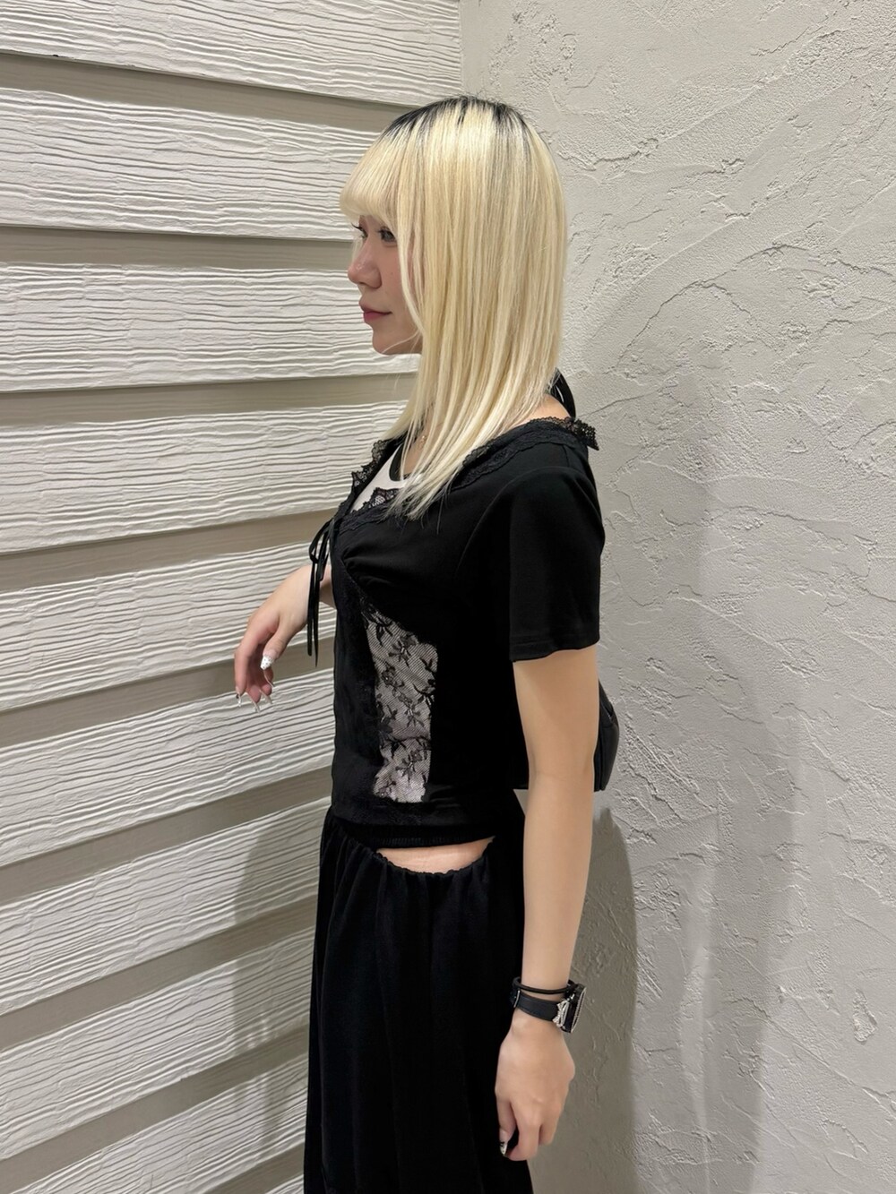 ブラック系のスウェットパンツ、ブラック系のTシャツ/カットソー、ブラック系のボストンバッグを着用したレディースの春コーディネートの5枚目の写真