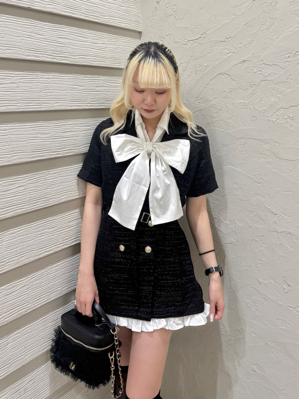 ブラック系のワンピース、ホワイト系のシャツ/ブラウス、ブラック系のパンプスを着用したレディースの春コーディネートの4枚目の写真