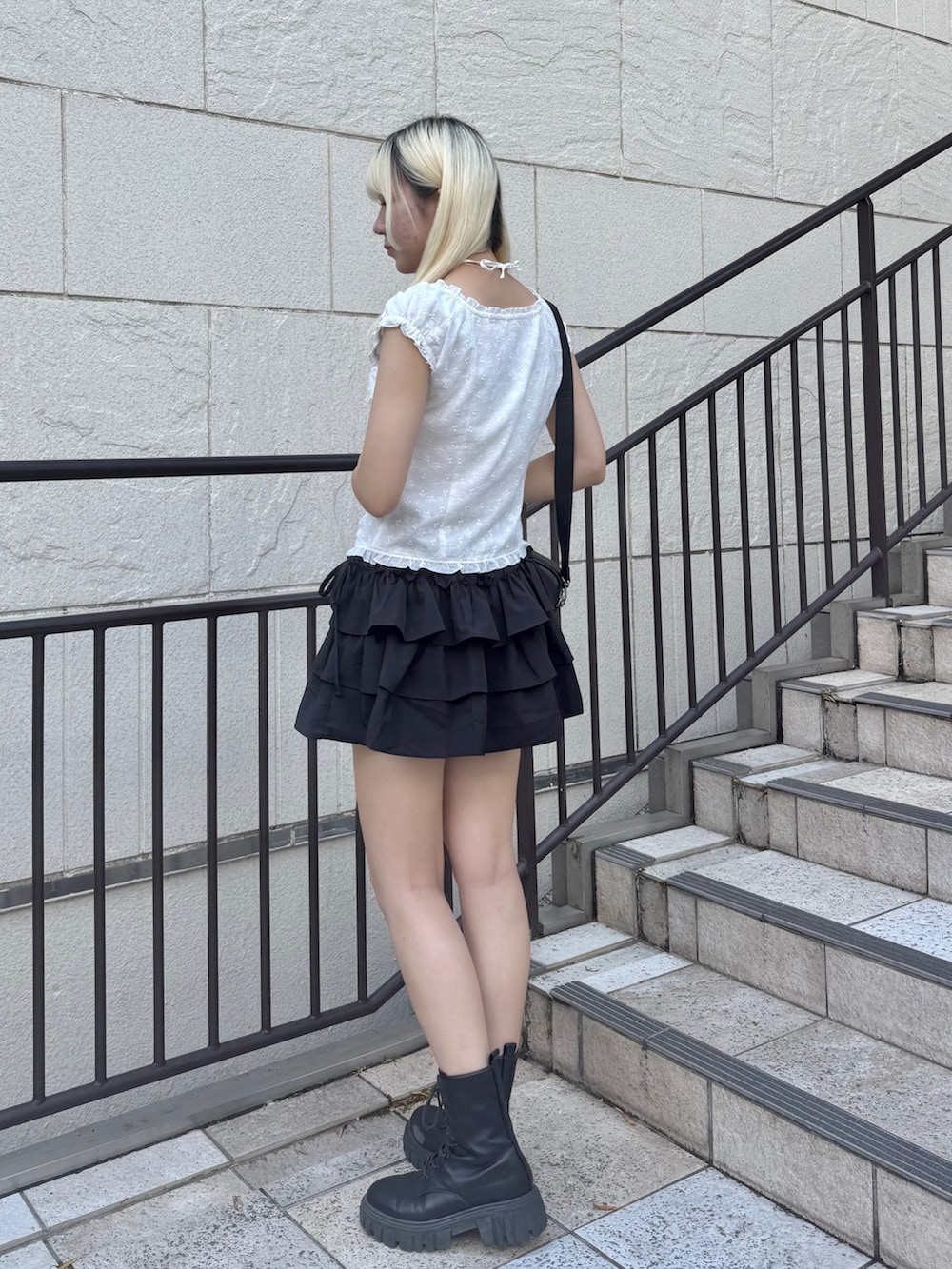 ホワイト系のシャツ/ブラウス、ブラック系のショルダーバッグ、ブラック系のスカートを着用したレディースの夏コーディネートの2枚目の写真