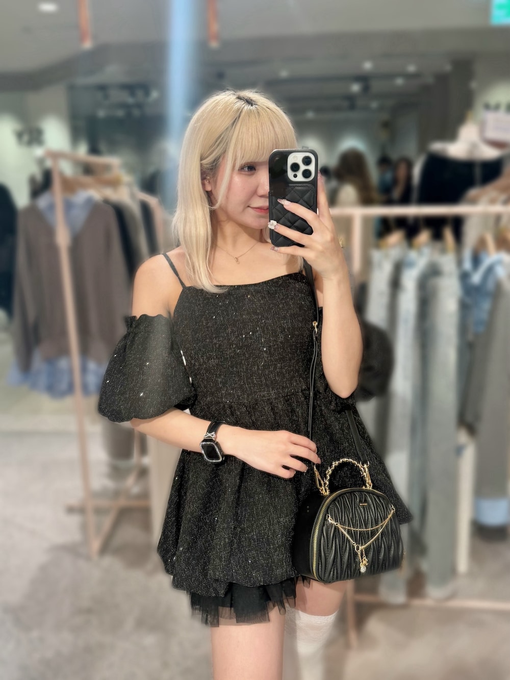 ブラック系のワンピース、ブラック系のショルダーバッグ、ブラック系のパンプスを着用したレディースの春コーディネートの7枚目の写真