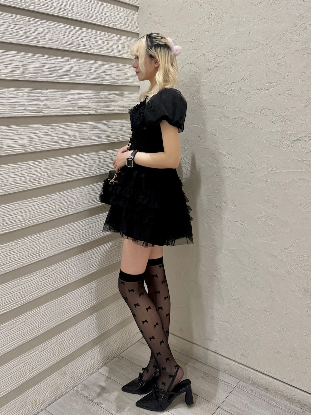 ブラック系のワンピース、ブラック系のショルダーバッグ、ブラック系のパンプスを着用したレディースの春コーディネートの3枚目の写真