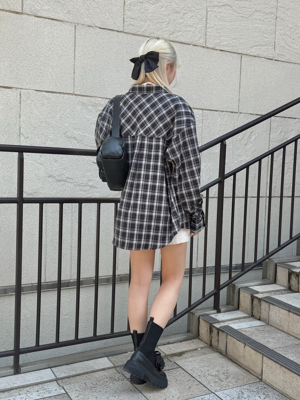 ブラック系のその他シューズ、ホワイト系のシャツ/ブラウス、ブラック系のショルダーバッグを着用したレディースの春コーディネートの2枚目の写真