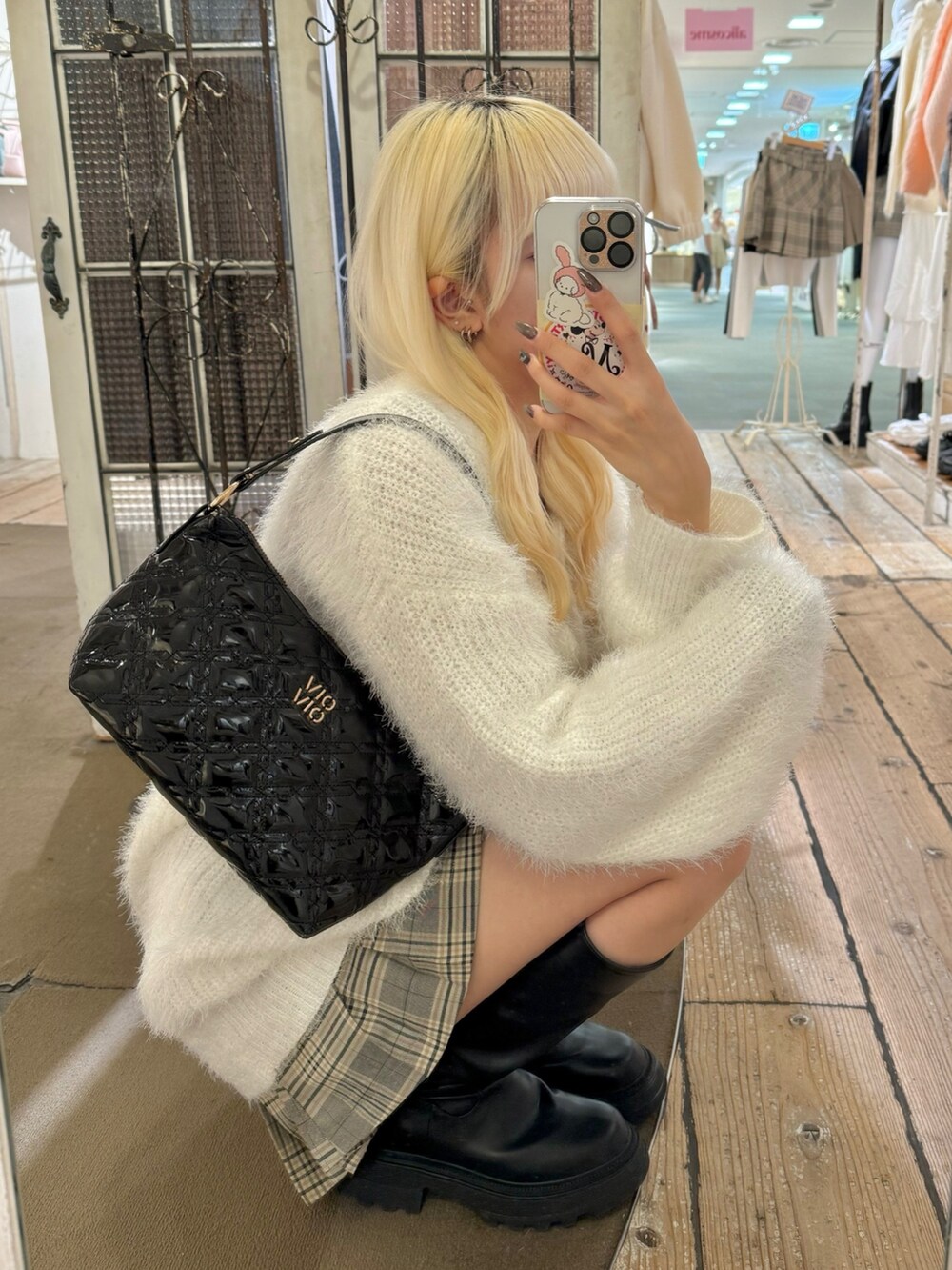 ホワイト系のカーディガン/ボレロ、ブラック系のキャミソール、その他のスカートを着用したレディースの秋コーディネートの3枚目の写真