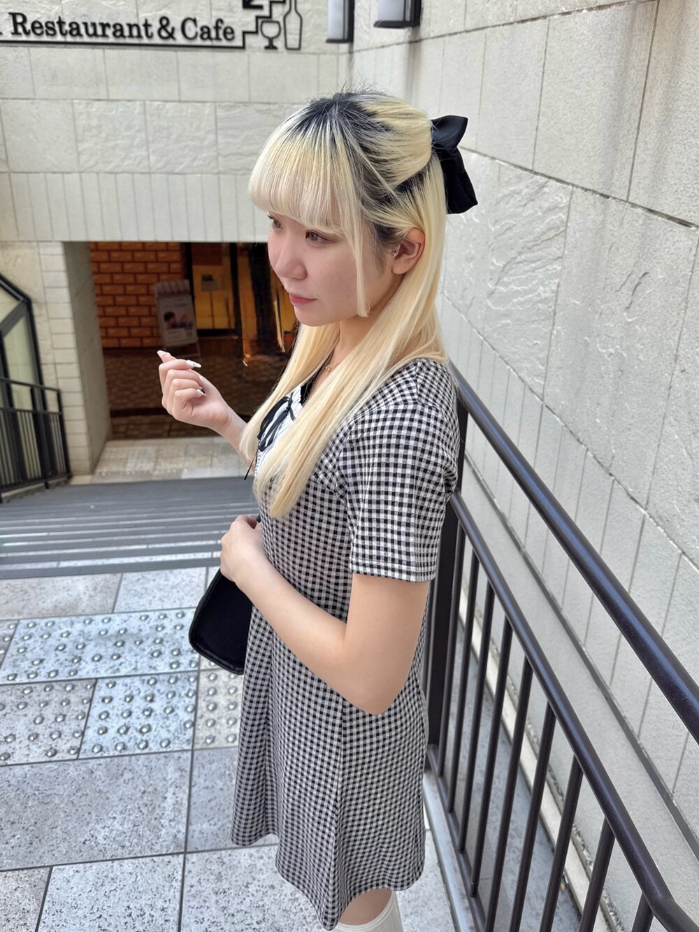 ブラック系のトートバッグ、その他のワンピースを着用したレディースの春コーディネートの5枚目の写真