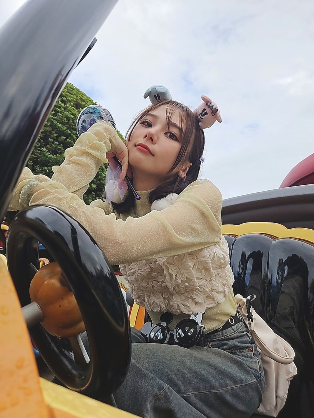 「hinari、マイベストコーデ2024、おでかけコーデ、インスタフォローしてね！、淡色コーデ、低身長女子、カジュアルコーデ、デニム」｜「hinariのラメシアーギャザートップス（その他トップス、グリーン系）」を使った、凜花/RINKAさん（レディース・152cm）の冬コーディネートの3枚目の写真
