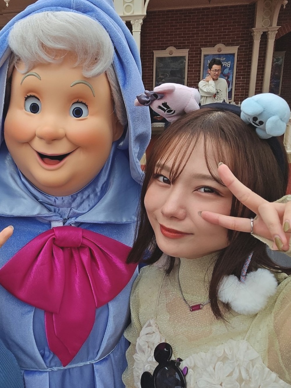 「hinari、マイベストコーデ2024、おでかけコーデ、インスタフォローしてね！、淡色コーデ、低身長女子、カジュアルコーデ、デニム」｜「hinariのラメシアーギャザートップス（その他トップス、グリーン系）」を使った、凜花/RINKAさん（レディース・152cm）の冬コーディネートの2枚目の写真