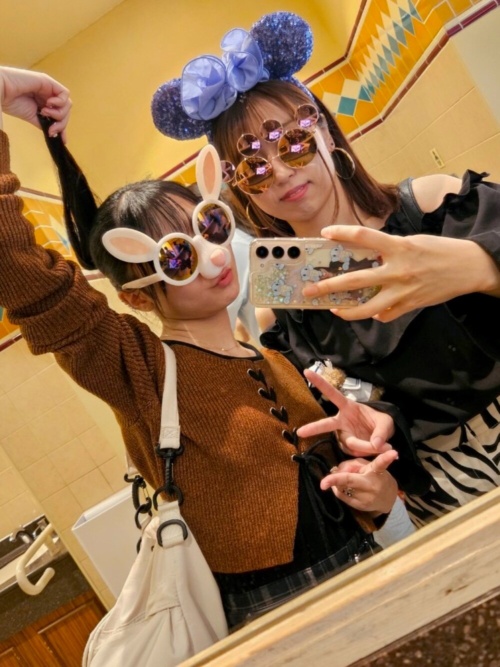 「PAGEBOY、おでかけコーデ、低身長女子、おしゃれさんと繋がりたい、ストリート、ショート丈トップス、骨格ウェーブ、ブラウン、インスタフォローしてね！、instagramフォローお願いします、マイベストコーデ2024」｜「PAGEBOYのレースUPニット×タンクSET2（ニット/セーター、オレンジ系）」を使った、凜花/RINKAさん（レディース・152cm）の冬コーディネートの2枚目の写真