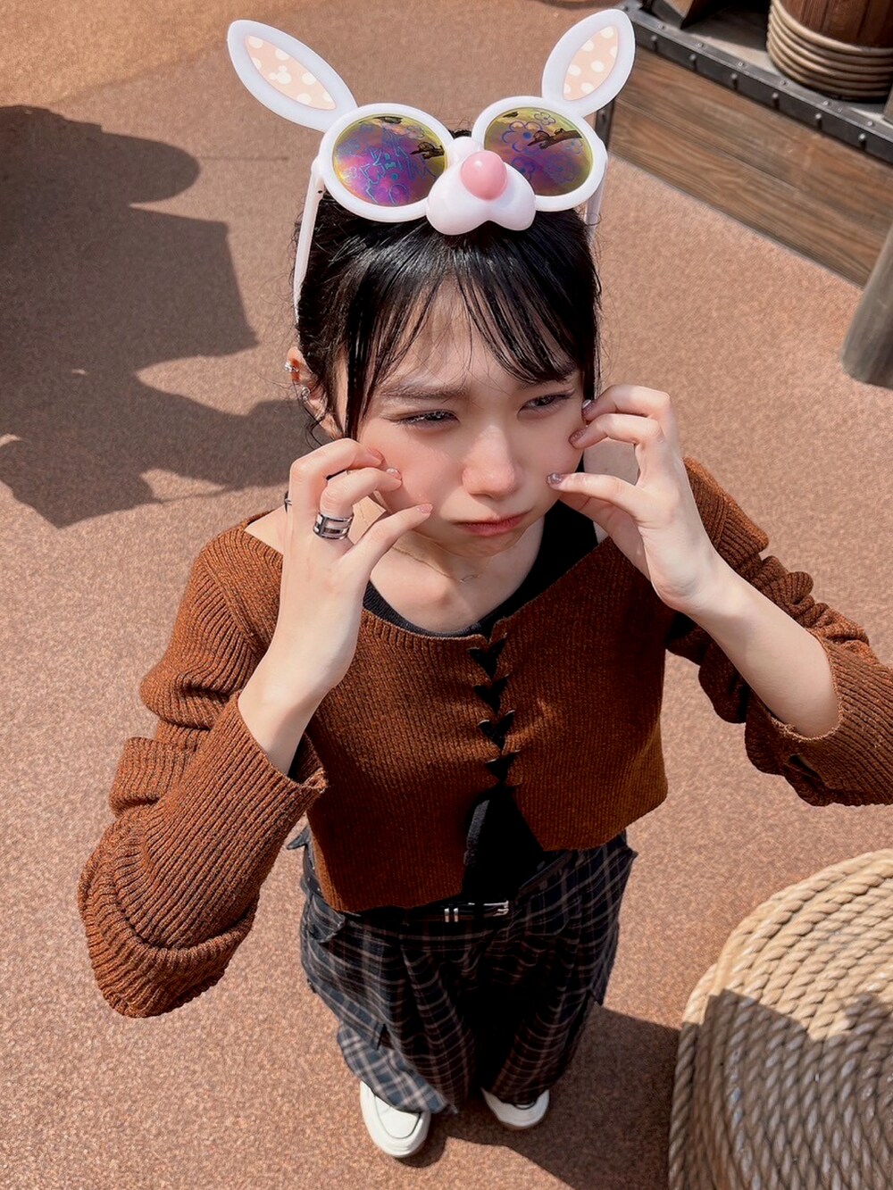 「PAGEBOY、おでかけコーデ、低身長女子、おしゃれさんと繋がりたい、ストリート、ショート丈トップス、骨格ウェーブ、ブラウン、インスタフォローしてね！、instagramフォローお願いします、マイベストコーデ2024」｜「PAGEBOYのレースUPニット×タンクSET2（ニット/セーター、オレンジ系）」を使った、凜花/RINKAさん（レディース・152cm）の冬コーディネートの3枚目の写真