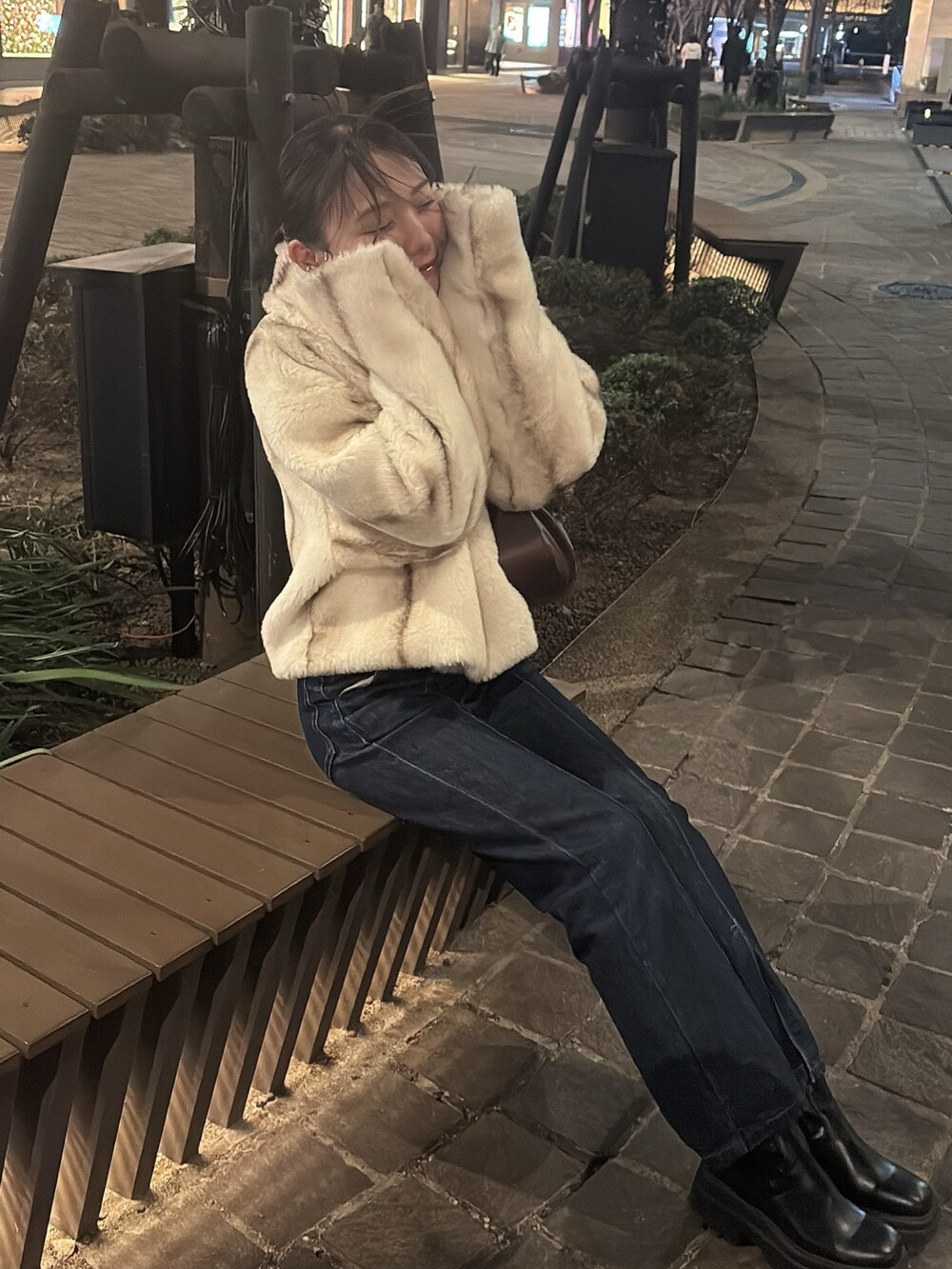 「きれいめカジュアル、大人カジュアルコーデ、休日コーデ、冬のコーデ、ウェーブ、ブルべ夏、アウターコーデ、デート、いいね、save、フォローお願いします🤑、冬アウター、冬、インスタフォローしてね！」｜「PAGEBOYのフロントスリットジーンズ (フレアデニム)（デニムパンツ、ブルー系）」を使った、凜花/RINKAさん（骨格ウェーブ・レディース・152cm）の冬コーディネートの2枚目の写真