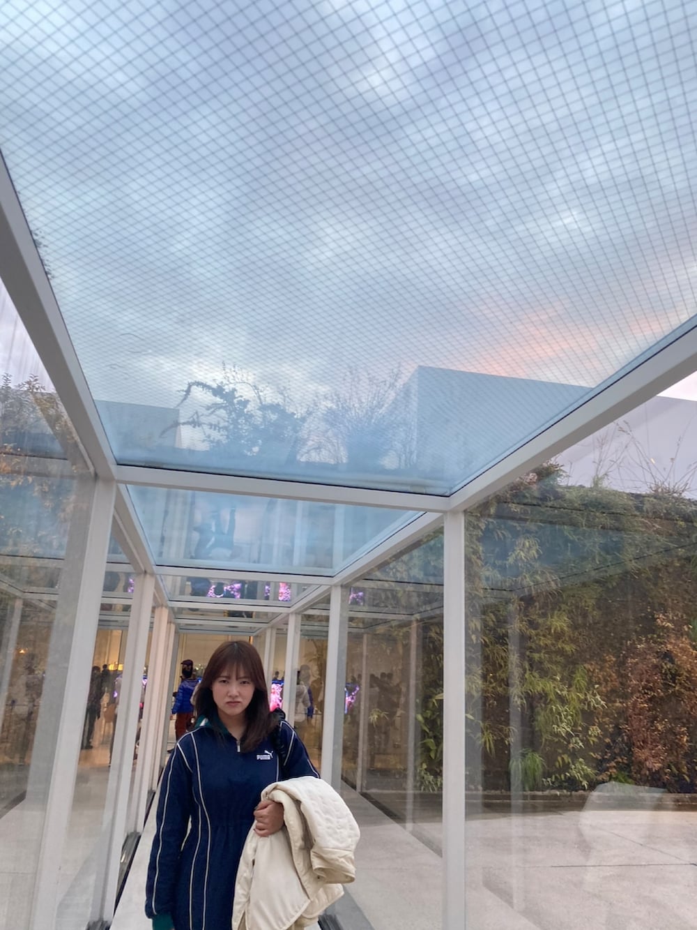 ブルー系のワンピース、ホワイト系のワンピース/ドレス、ブラック系のブーツを着用したレディースの冬コーディネートの2枚目の写真