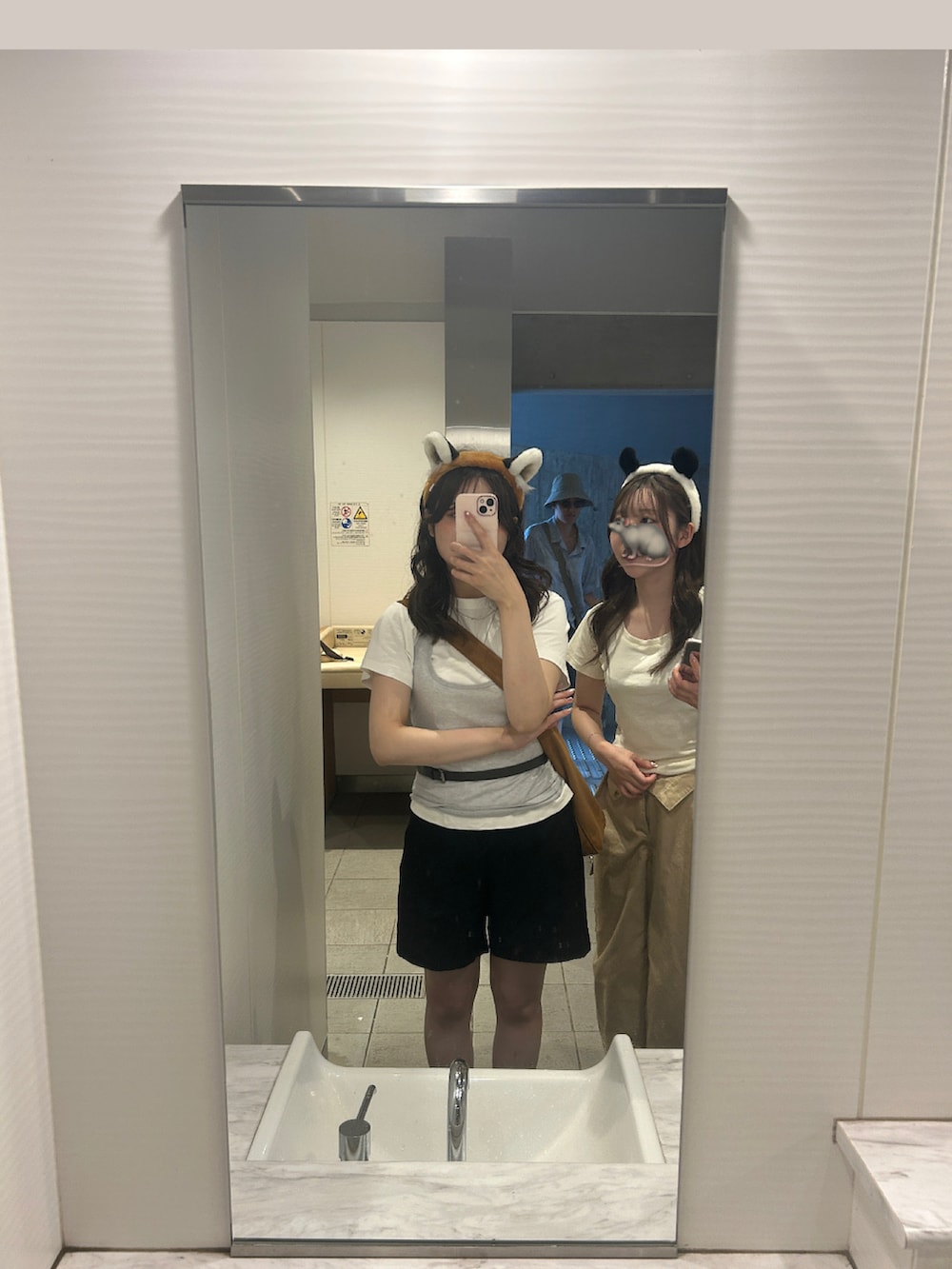 グレー系のタンクトップ、ブラック系のその他パンツを着用したレディースの夏コーディネートの4枚目の写真