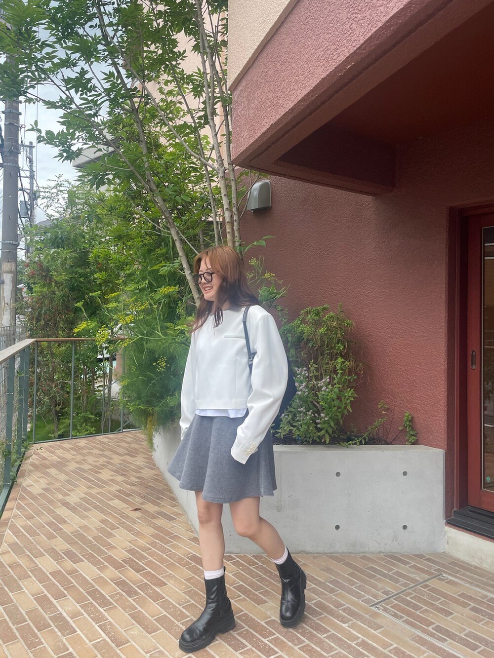「今日のコーデ、キレイめカジュアル、スカート、スカートスタイル、ワンピース、ワンピーススタイル、ブーツ、ショートブーツ、サングラス、サングラススタイル」｜「SLYのCHUNK SOLE SIDE GORE BOOTS チャンクソール サイドゴアブーツ ボリュームソール 厚底（ブーツ、ブラック系）」を使った、ユナさん（骨格ストレート・レディース・162cm）の春コーディネートの4枚目の写真