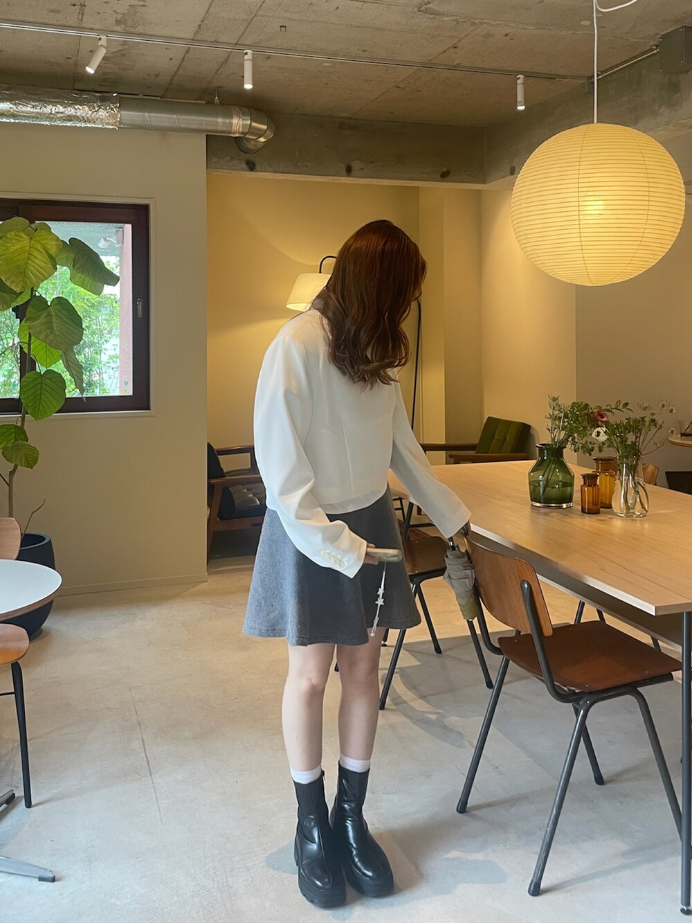 「今日のコーデ、キレイめカジュアル、スカート、スカートスタイル、ワンピース、ワンピーススタイル、ブーツ、ショートブーツ、サングラス、サングラススタイル」｜「SLYのCHUNK SOLE SIDE GORE BOOTS チャンクソール サイドゴアブーツ ボリュームソール 厚底（ブーツ、ブラック系）」を使った、ユナさん（骨格ストレート・レディース・162cm）の春コーディネートの3枚目の写真