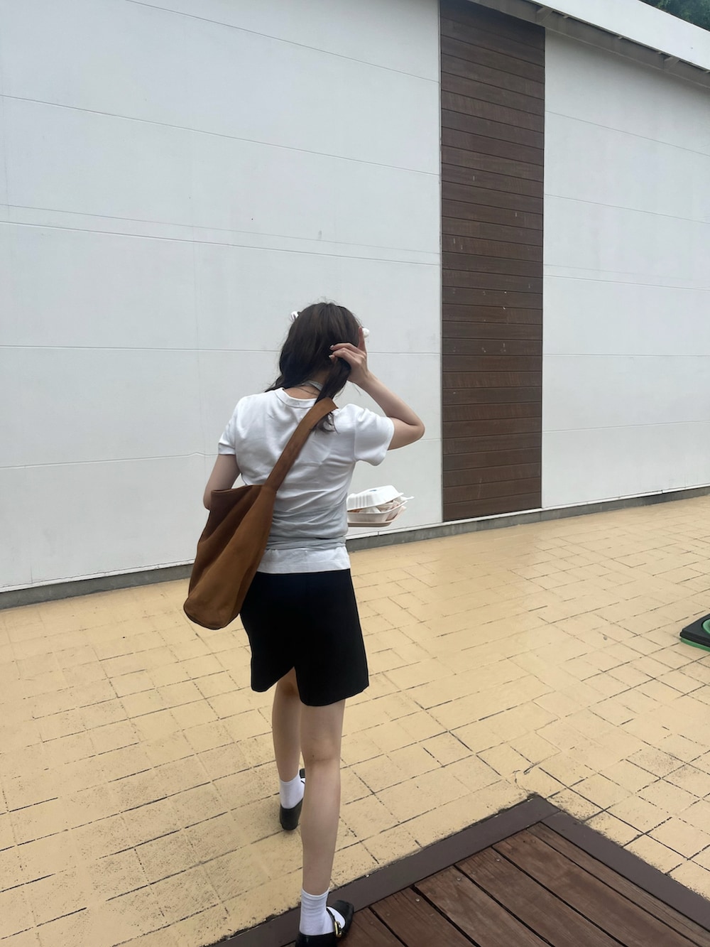 グレー系のタンクトップ、ブラック系のその他パンツを着用したレディースの夏コーディネートの2枚目の写真