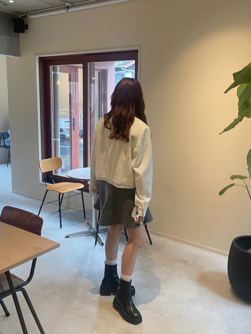 「今日のコーデ、キレイめカジュアル、スカート、スカートスタイル、ワンピース、ワンピーススタイル、ブーツ、ショートブーツ、サングラス、サングラススタイル」｜「SLYのCHUNK SOLE SIDE GORE BOOTS チャンクソール サイドゴアブーツ ボリュームソール 厚底（ブーツ、ブラック系）」を使った、ユナさん（骨格ストレート・レディース・162cm）の春コーディネートの2枚目の写真