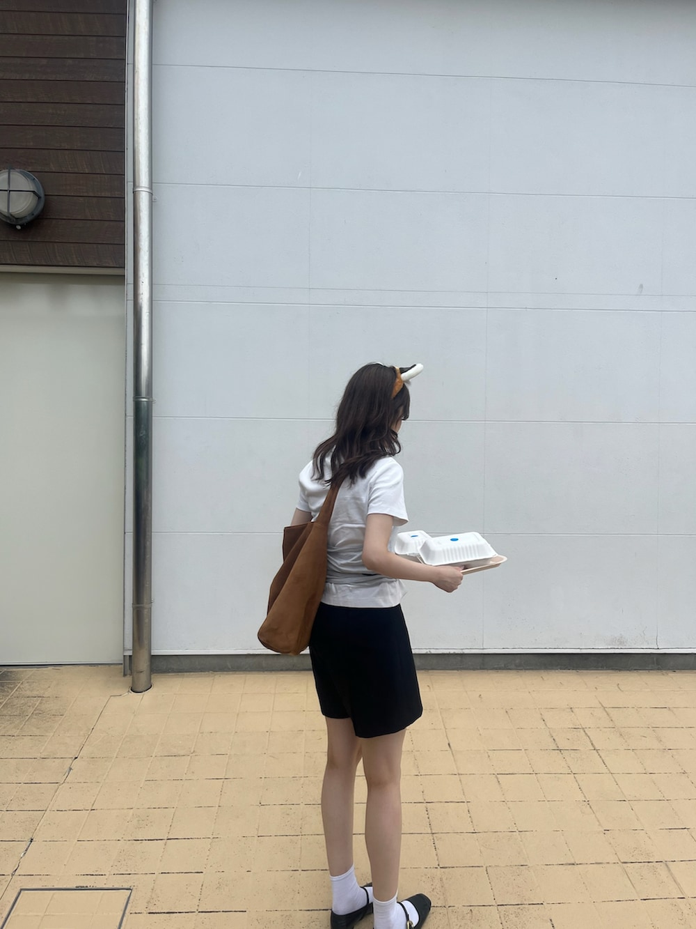 グレー系のタンクトップ、ブラック系のその他パンツを着用したレディースの夏コーディネートの3枚目の写真