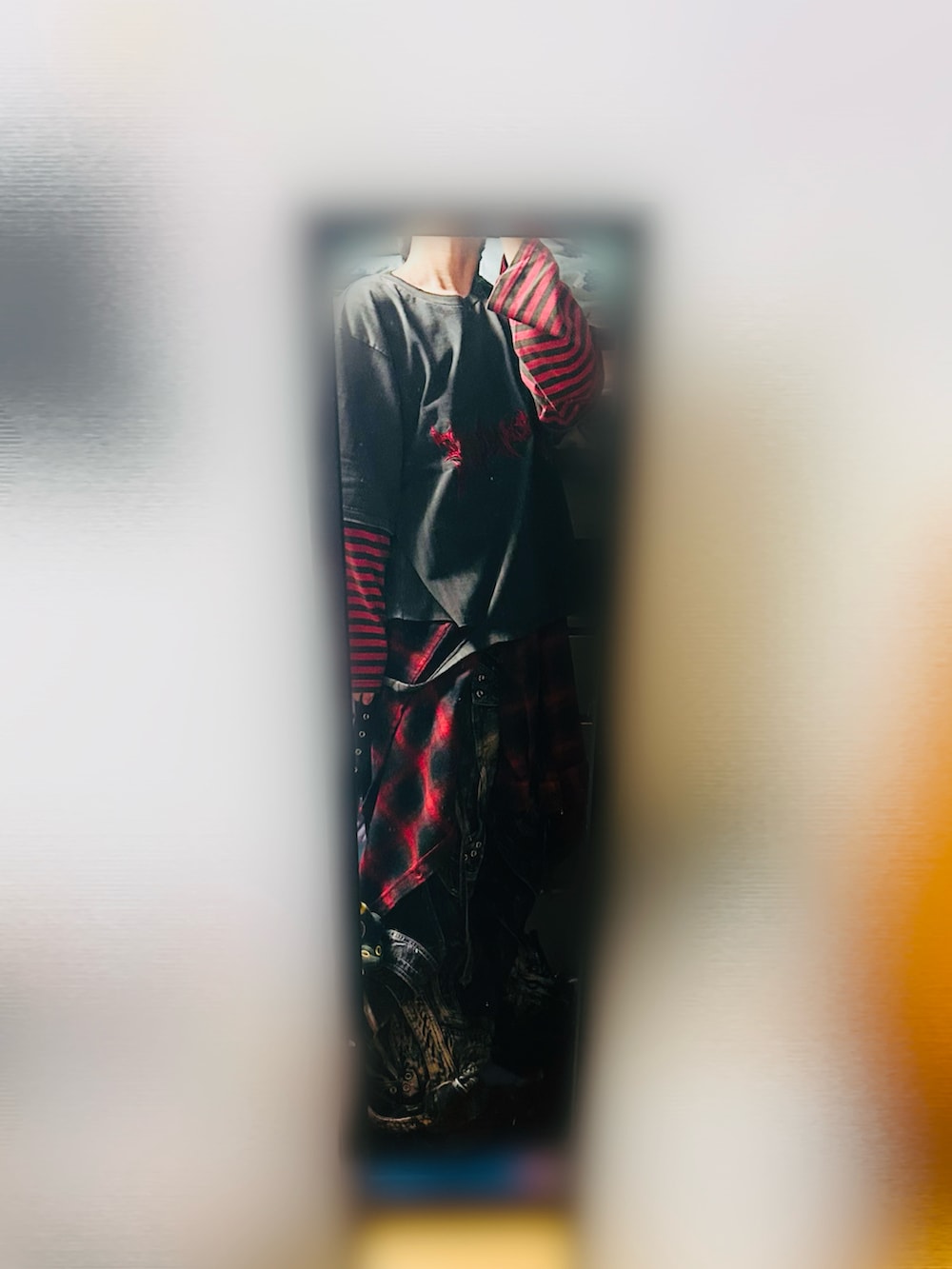 レッド系のシャツ/ブラウス、ブラック系のTシャツ/カットソー、ブラック系のボストンバッグを着用したメンズの春コーディネートの2枚目の写真