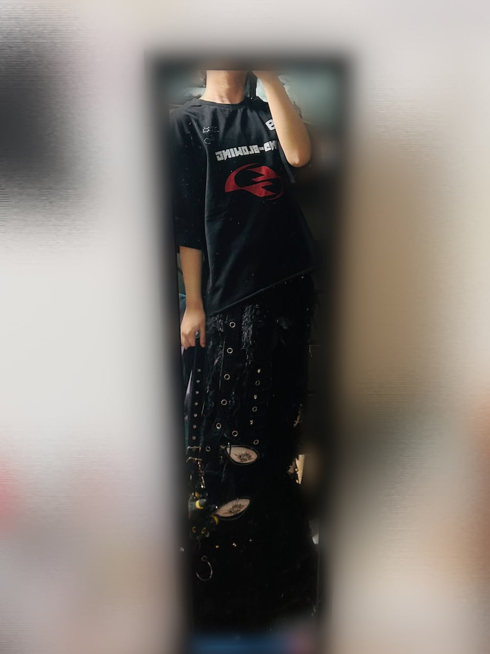 ブラック系のTシャツ/カットソー、ブラック系のボストンバッグ、ブラック系のデニムパンツを着用したメンズの春コーディネートの2枚目の写真