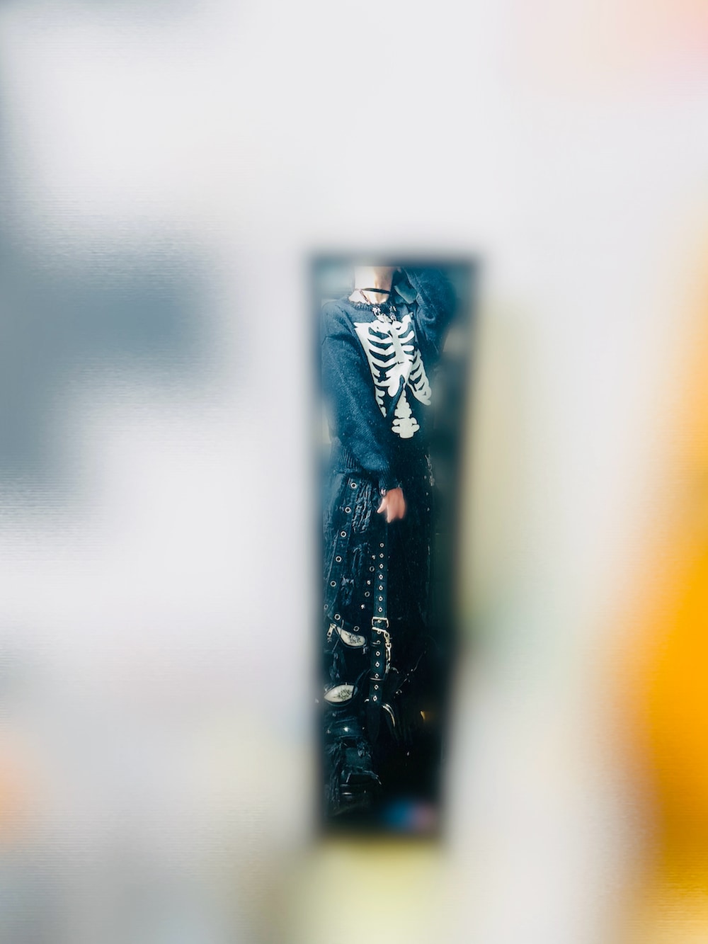 ブラック系のニット/セーター、ブラック系のボストンバッグ、ブラック系のデニムパンツを着用したメンズの春コーディネートの3枚目の写真