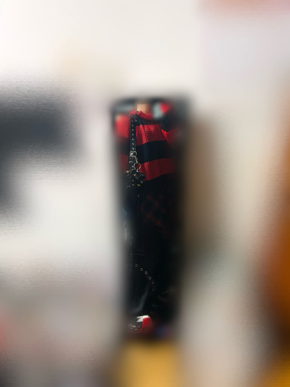 レッド系のシャツ/ブラウス、レッド系のニット/セーター、ブラック系のタンクトップを着用したメンズの春コーディネートの2枚目の写真