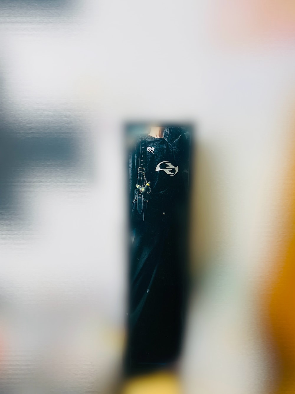 ブラック系のTシャツ/カットソー、ブラック系のスラックス、ブラック系のボストンバッグを着用したメンズの春コーディネートの2枚目の写真